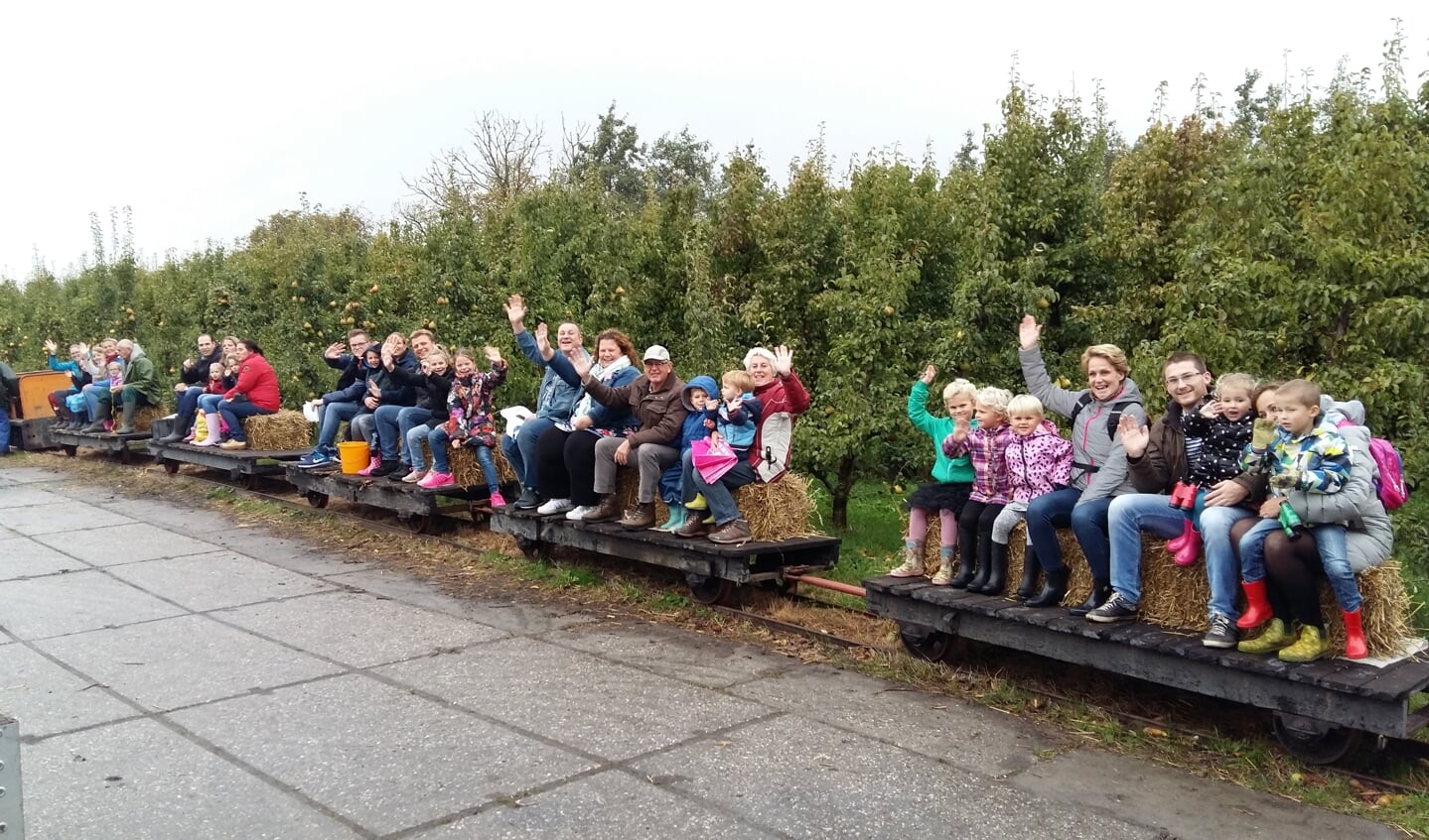 Het treintje brengt de bezoekers naar de boomgaard en terug.