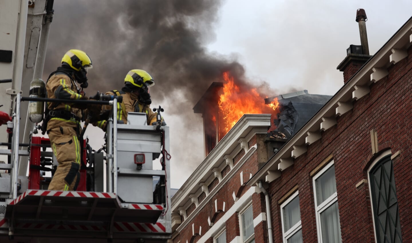 Grote woningbrand in de Rijklof van Goensstraat