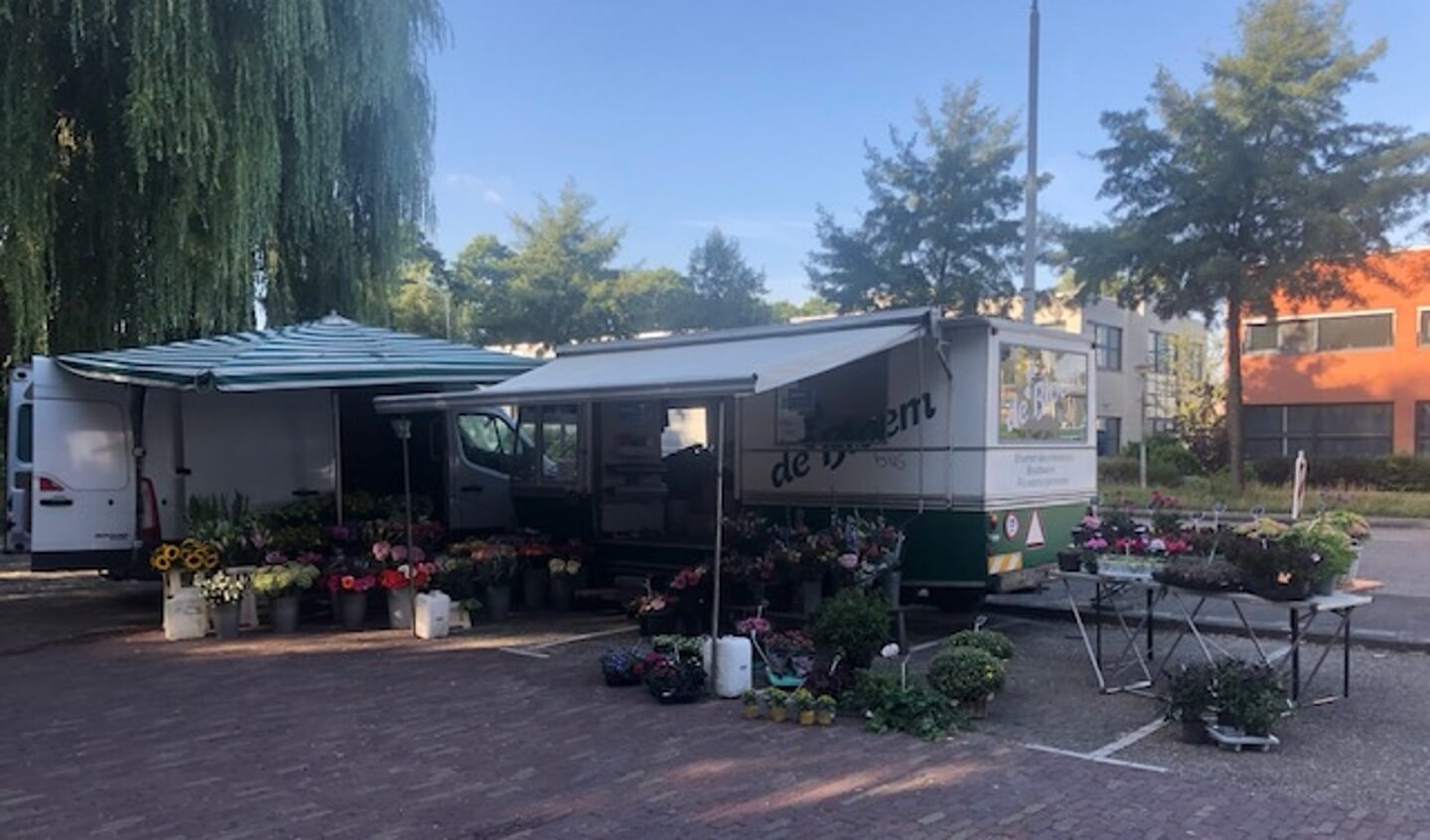 Mike de Groot verkoopt al dertig jaar bloemen in zijn kiosk bij het Vijfhoekpark maar moet nu tijdelijk stoppen vanwege de geplande werkzaamheden op de kruising. 