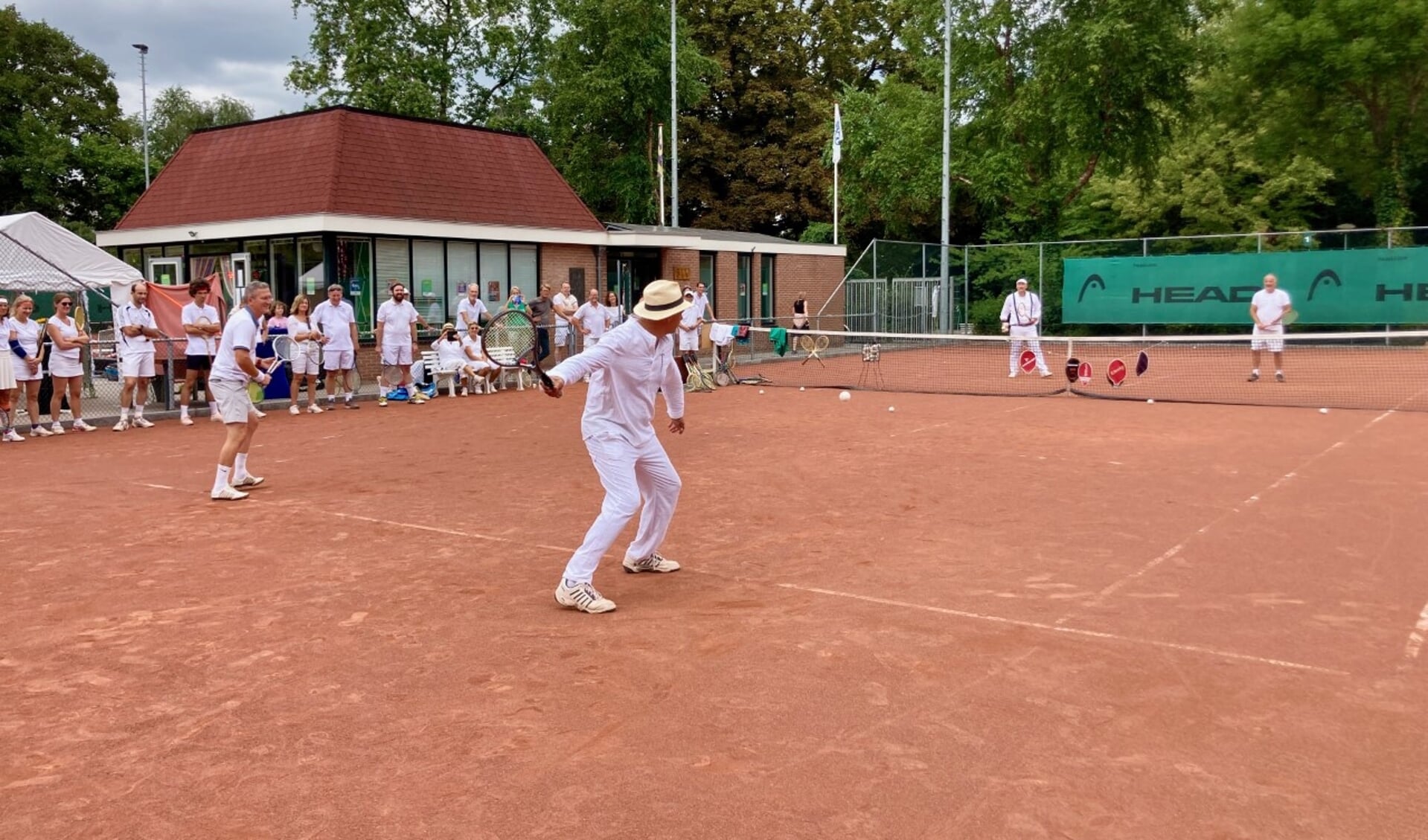 Met een tennis-clinic-oude-stijl ging SLV in het jubileum-weekeinde terug in de tijd. Daarna was de 126-jarige weer helemaal anno.nu. (foto: PR). 