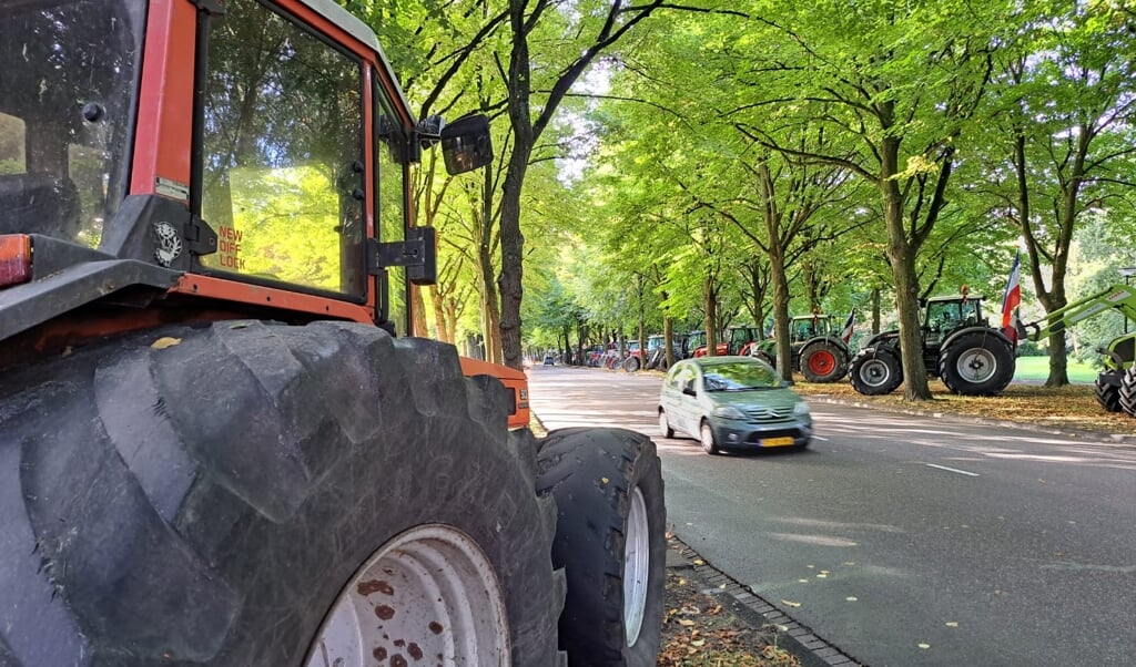 Op Prinsjesdag hebben boeren zo'n 30 tractoren aan de Huis te Landelaan gestald.