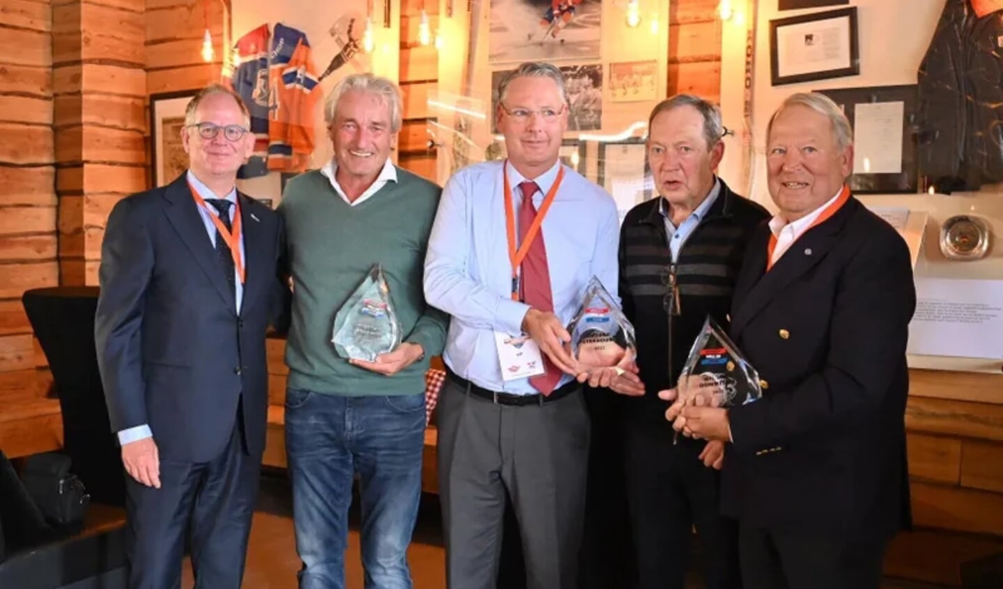 Van links naar rechts: Bondsvoorzitter Jan Hopstaken, Maarten van Heeswijk, Antoine Geesink, George Peternousek en Wil van Dommelen.