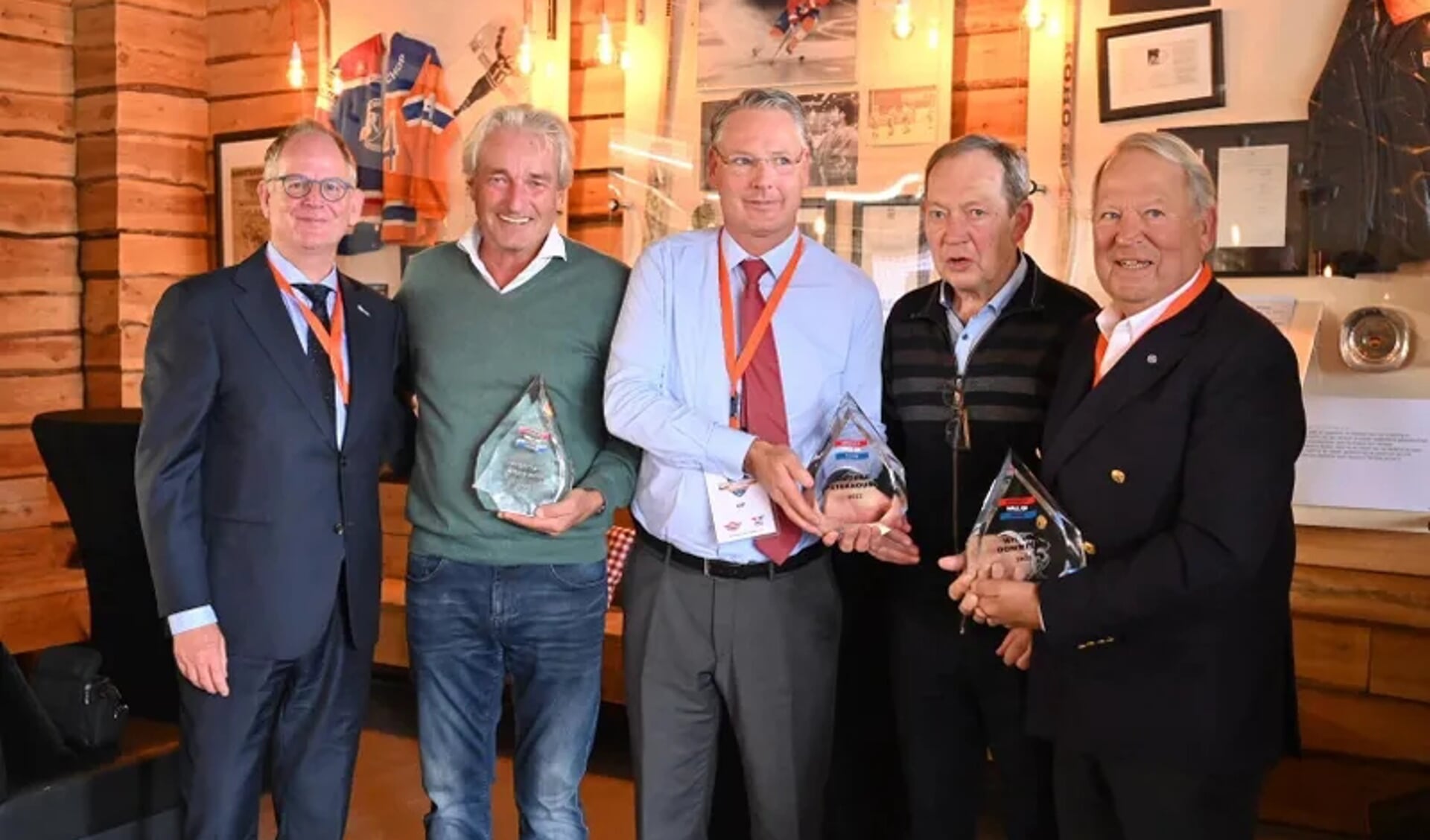 Van links naar rechts: Bondsvoorzitter Jan Hopstaken, Maarten van Heeswijk, Antoine Geesink, George Peternousek en Wil van Dommelen. 