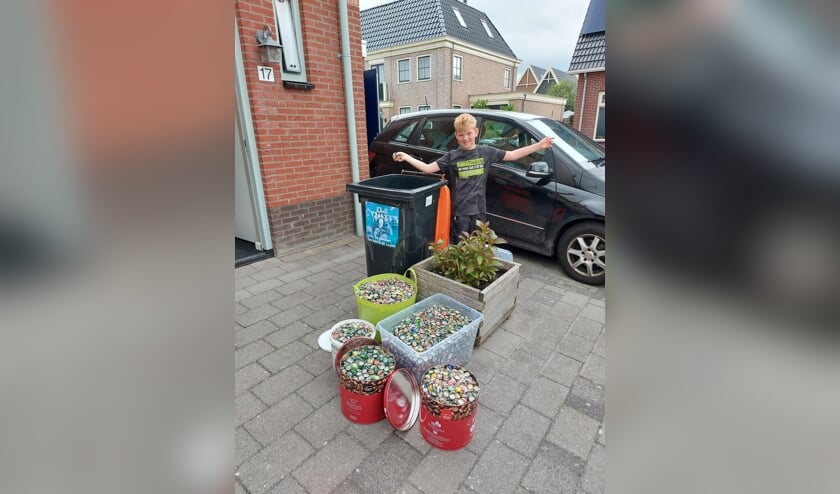 Joey en de ingezamelde doppen en kurken.