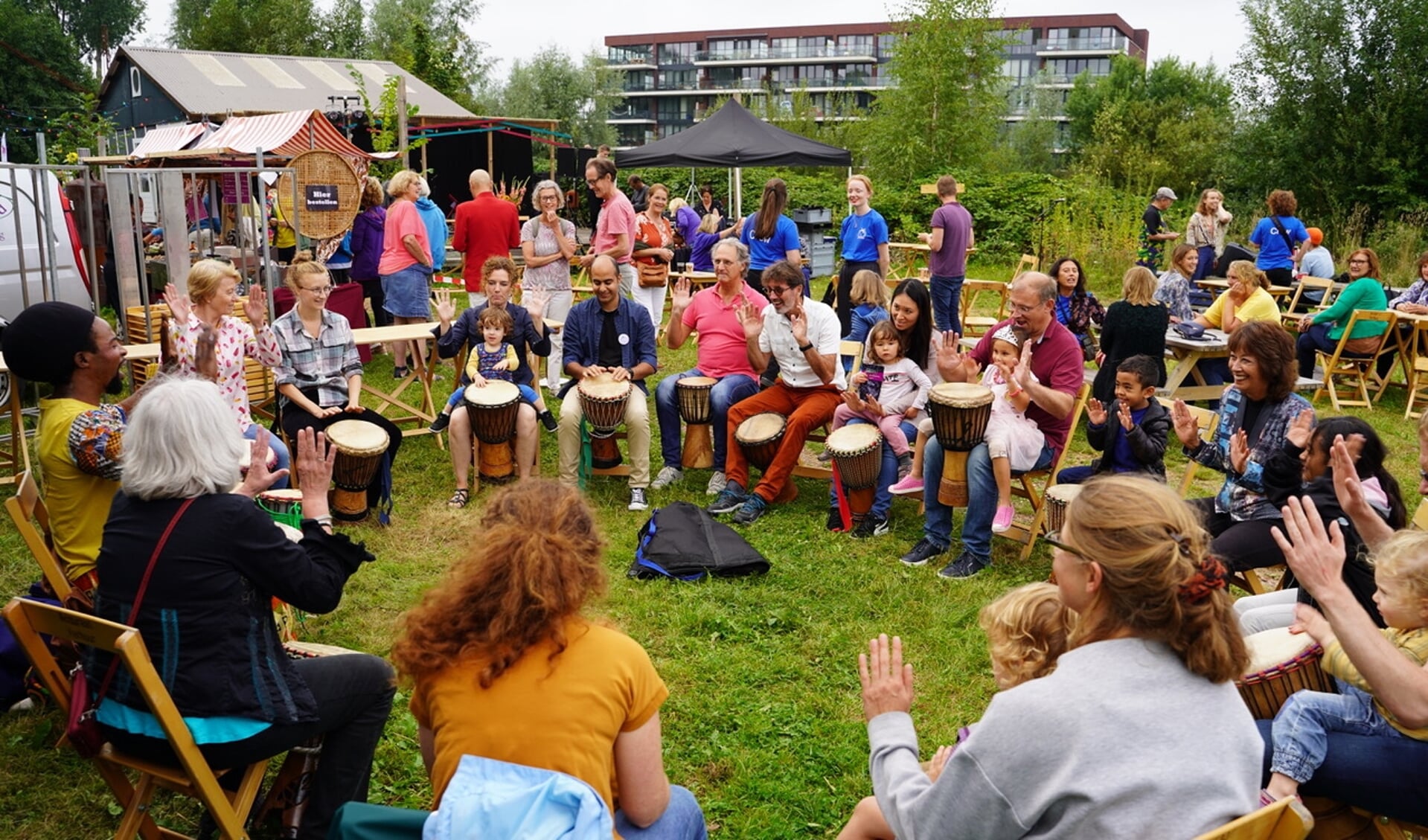 Relaxen op een unieke locatie, kijken en luisteren naar muziek-en theater-optredens of deelnemen aan een van de workshops. 