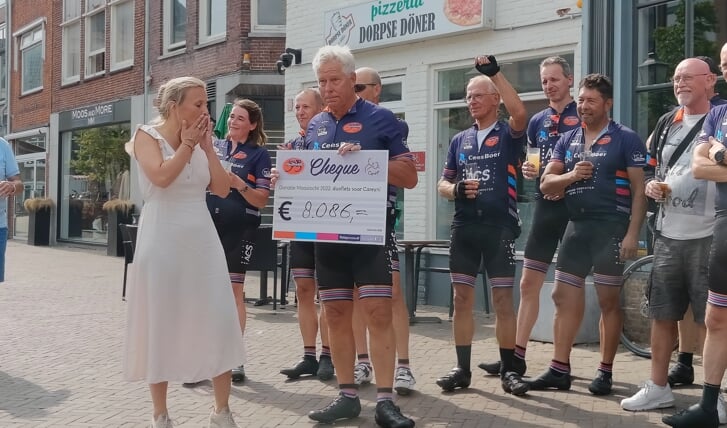 De fietser konden al een cheque met een mooi bedrag aan Careyn overhandigen.