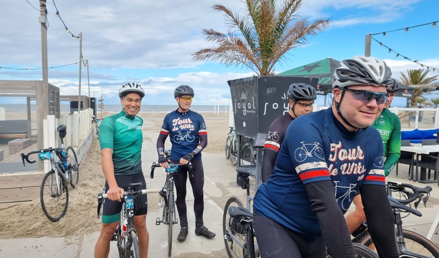 Na ruim 60 km was er tijdens Tour de Wits een pitstop in Hoek van Holland, bij strandtent Casa Verde.