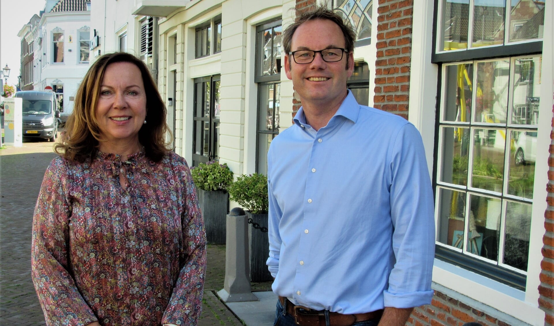 Tanja Storm van De BurenBemiddelaar Vlaardingen & Maassluis en wethouder Sjoerd Kuiper zijn blij met de aangegane samenwerking op het gebied van burenbemiddeling. 