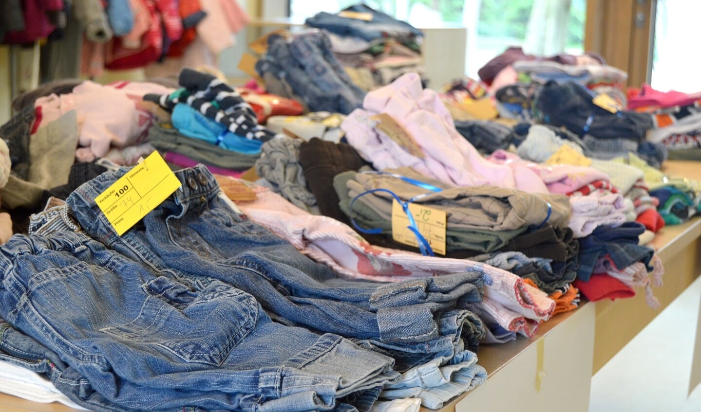 Kledingbeurs met tweedehands kleding.