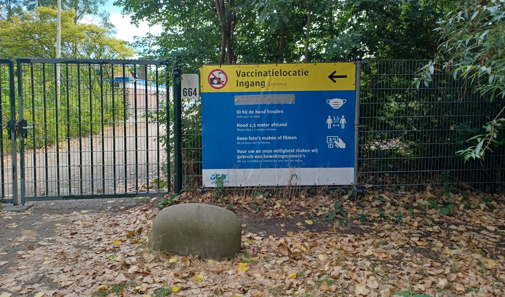 Een van de vier grote vaccinatielocaties in Haaglanden, aan de Mozartlaan in Delft.