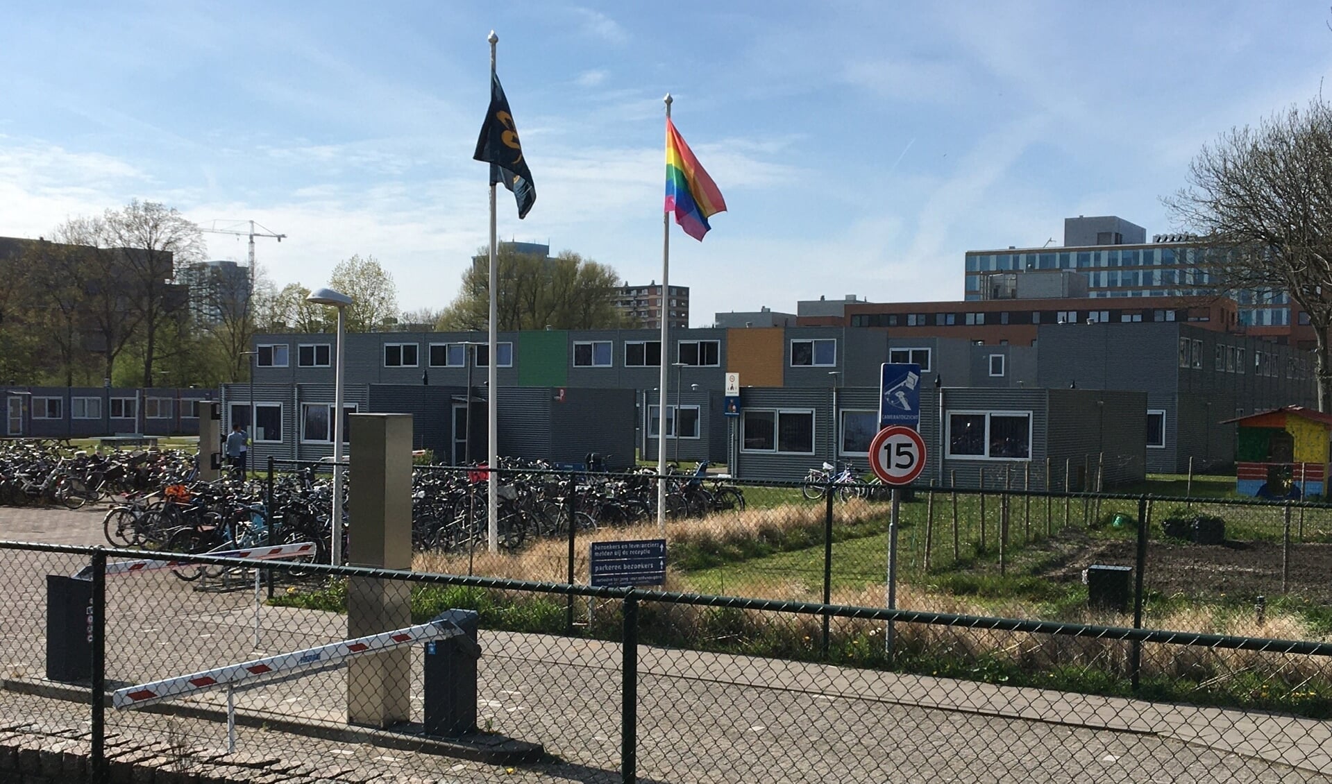 Door het huidige azc-terrein aan de Lange Kleiweg niet meer te gebruiken voor asielzoekers, maar als 'centrum voor flexibel wonen', wil het college onder andere meer statushouders kunnen huisvesten. 