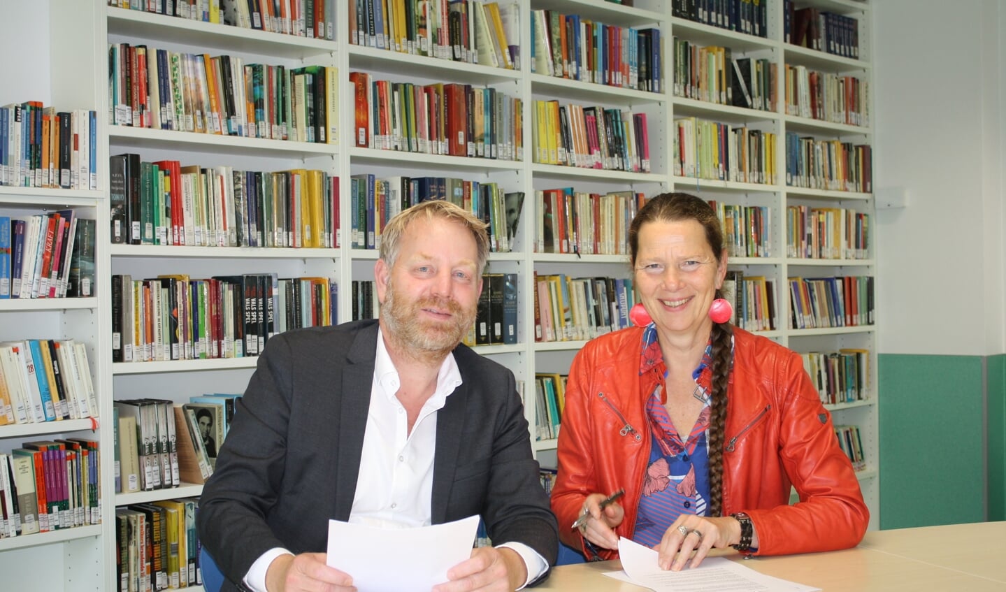 Erna Winters, directeur ABC Huis (fusie Artiance en Bibliotheek Kennemerwaard en Peter van Huissteden, plaatsvervangend rector Huygens College, ondertekenden de overeenkomst. 