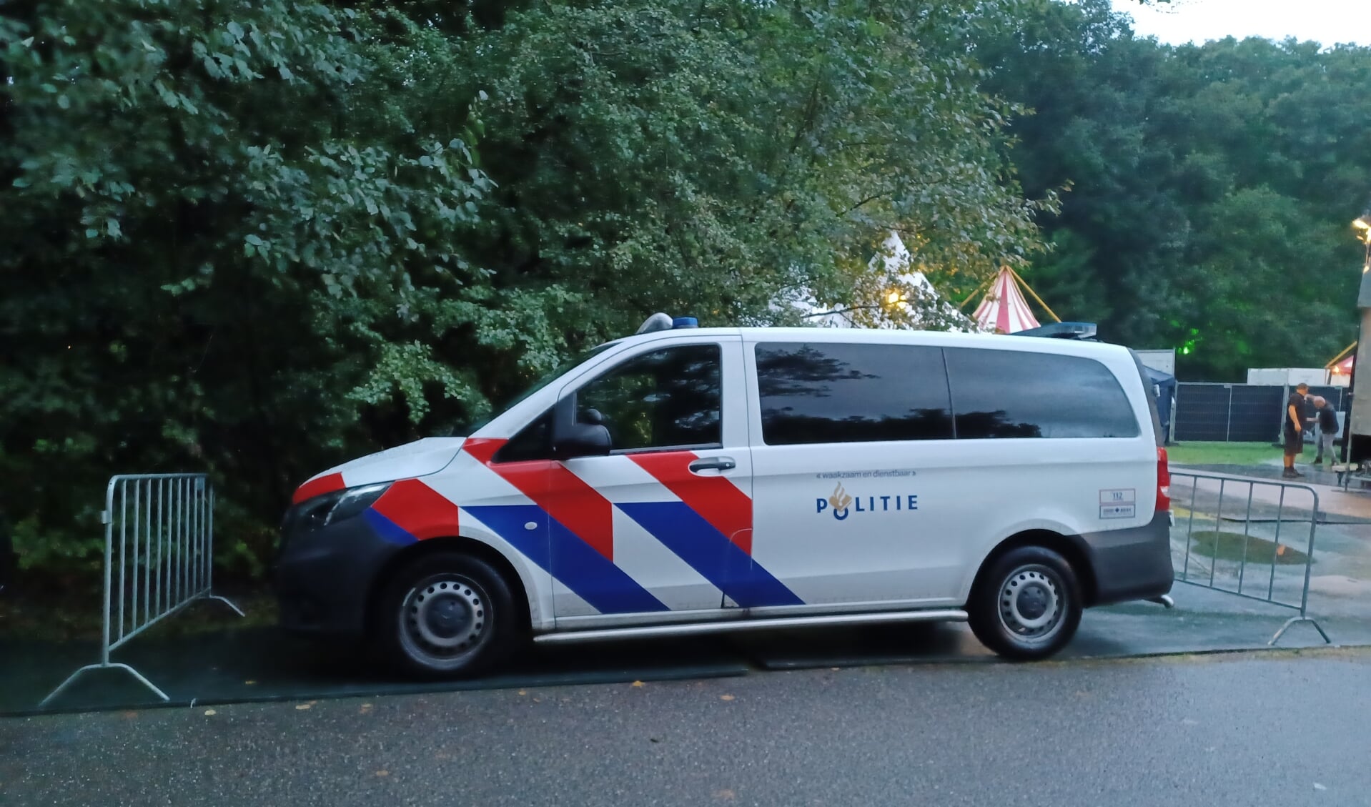 Een politiebusje in Rijswijk bij het Strandwalfestival op 9 september.