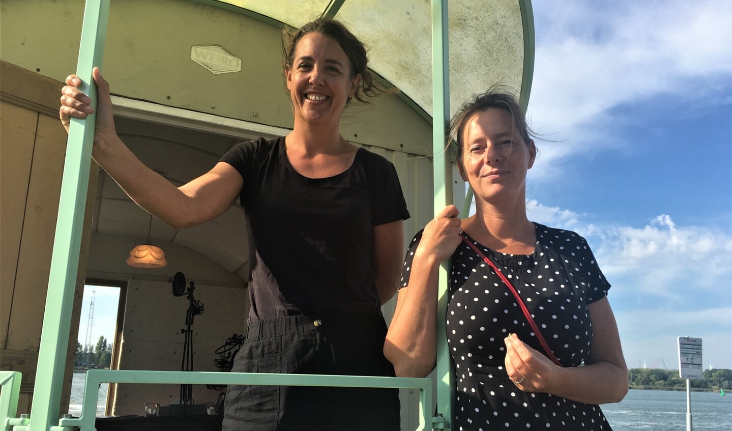Laura Schalkhuis en Nienke van Wijk van Verhalenhuis Belvedère met hun verhalenkeet,