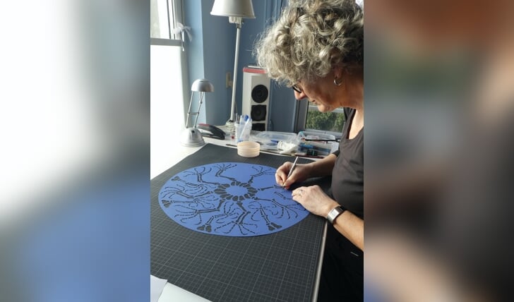 Kunstenares Tonie van Marle en de kunst van het papiersnijden 