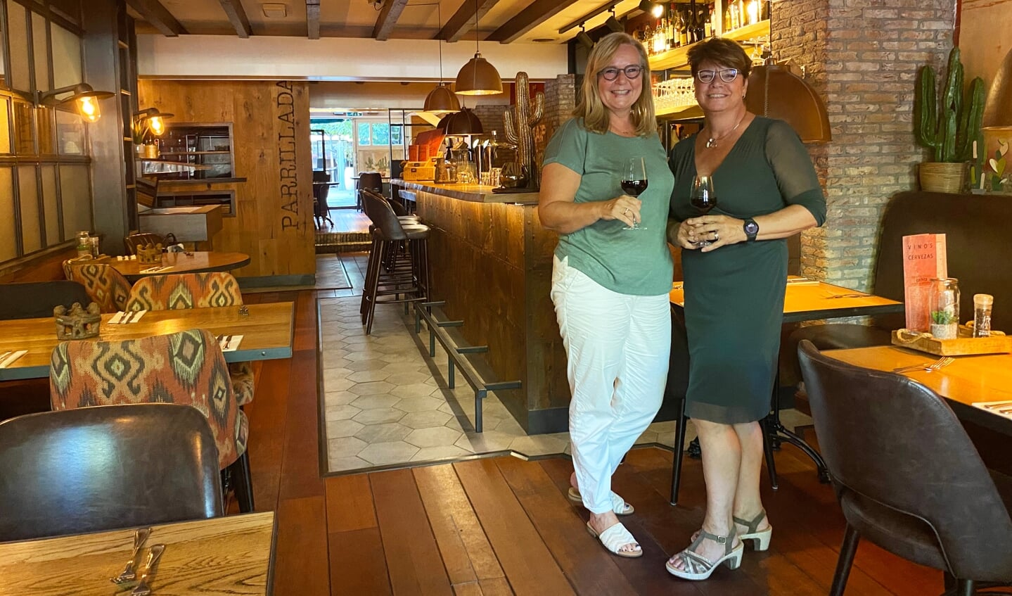 Sylvia en Teddy in hun gezellige restaurant.