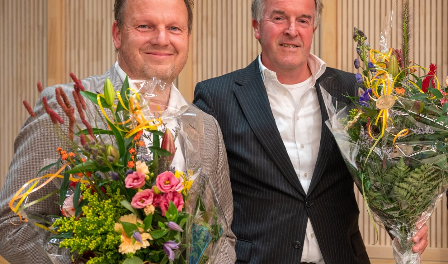 Bloemen voor nu ex-wethouders Arend Jan van den Beld, links en Erik Bekkering