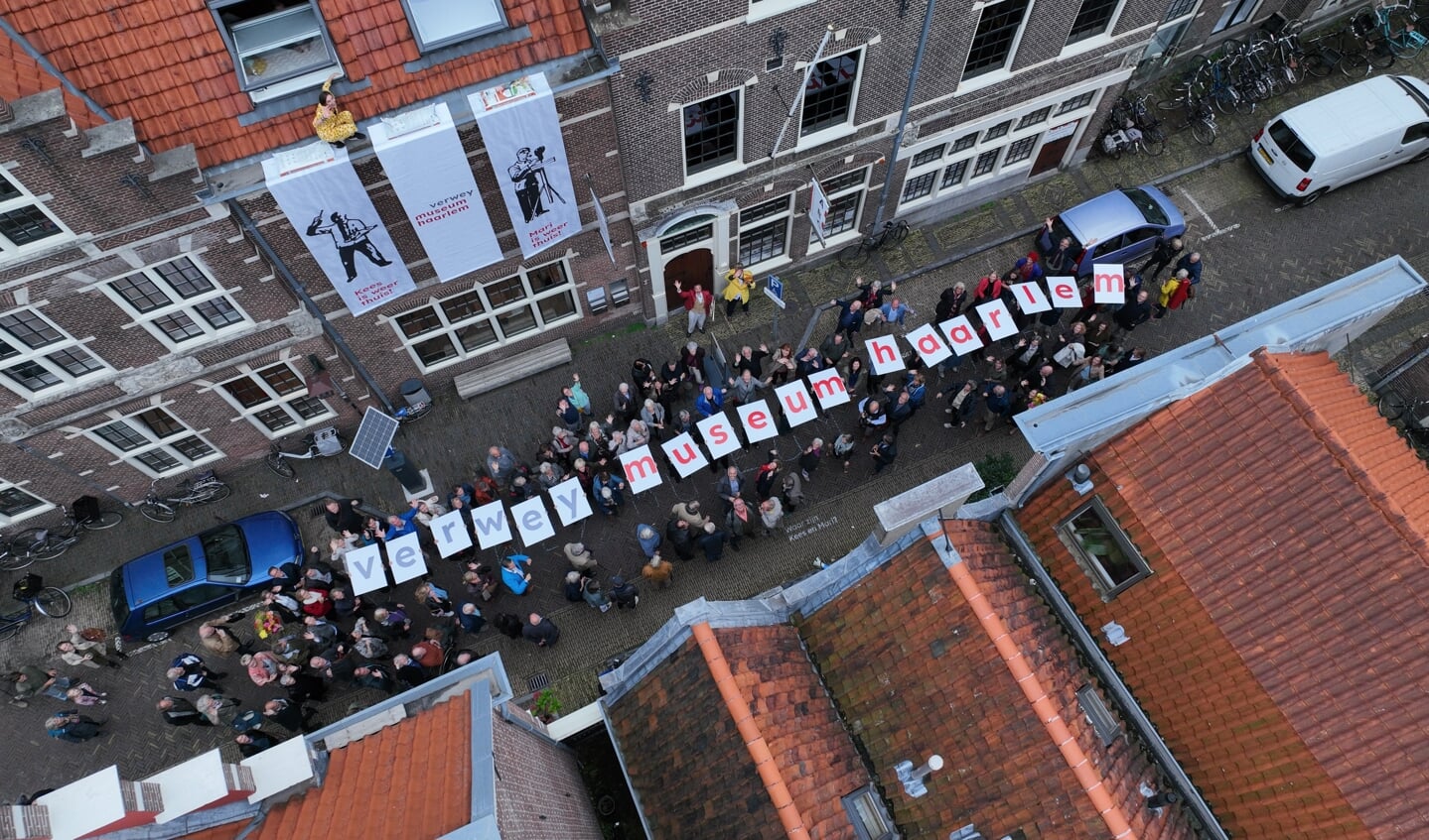 Meer dan honderd genodigden onthulden gezamenlijk voor de deur aan het Groot Heiligland 47 in Haarlem de nieuwe naam van het museum in de lucht. 