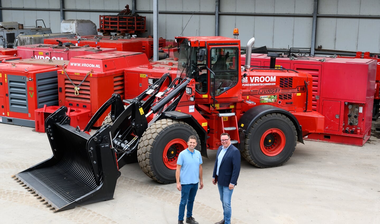 Alex Brouwer en Richard Lengers bij de net aangekochte roodglanzende, 21 ton wegende Zweedse Ljungby L18 shovels.