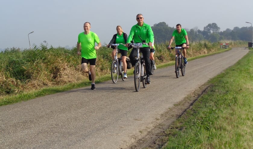 Eén loper en de rest op de fiets. Na een kilometer wisselen.