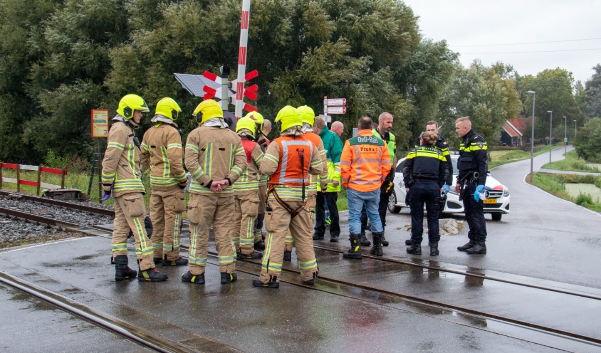 Hulpdiensten ter plaatse op maandagochtend 26 september bij de spoorwegovergang op de Kandelaarweg in Schiedam.