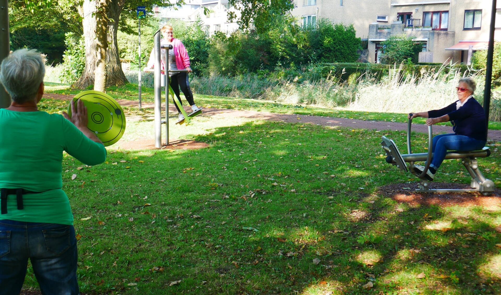 Truus (rechts op de foto) aan het fitnessen.