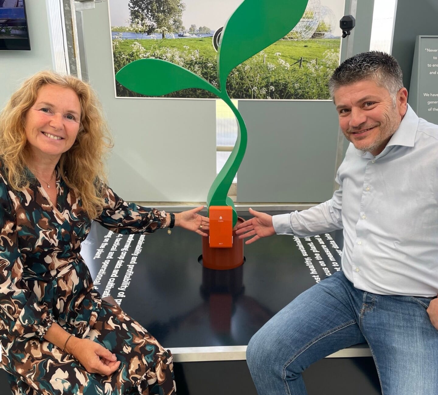 Winelis Kavelaars (algemeen directeur SenseNL) en Miranda van den Ende (directrice Tomatoworld).