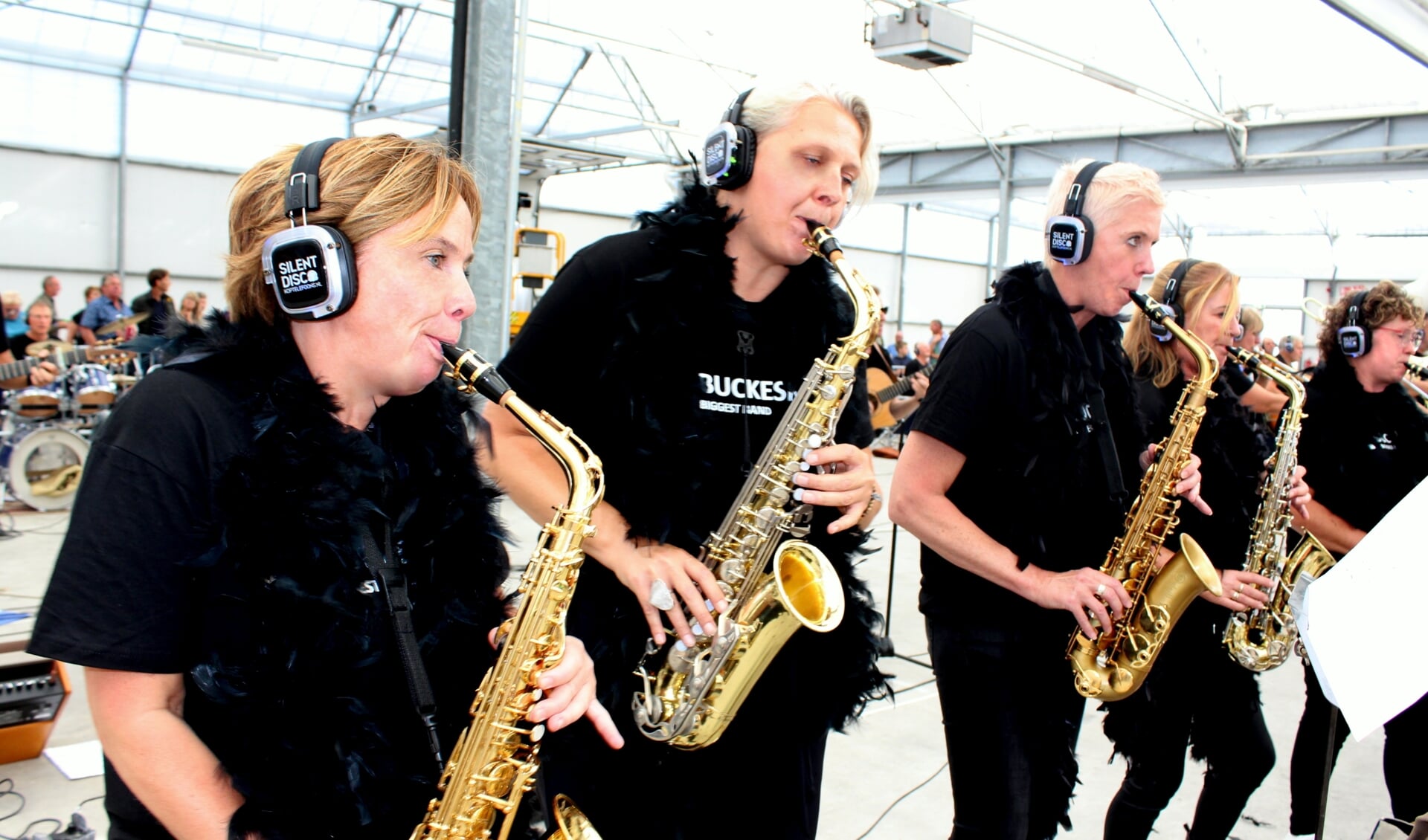 Scheurende saxofoons bij de 'Ladies of Sax', vlnr Gabriëlle, Hilde, Gea, Miranda en Margo.