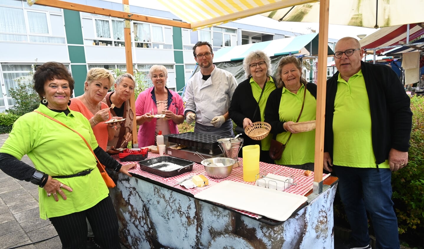 Vrijwilligers van Eigen Haard lieten zich de poffertjes goed smaken.