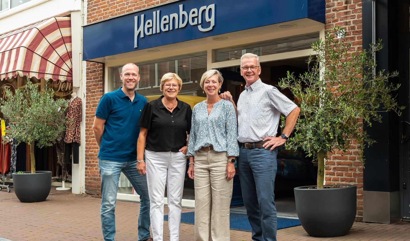 Van links naar rechts zoon Tim, medewerker Janna. Debby en Han Hellenberg voor de vertrouwde winkel aan de Dubbele Buurt..