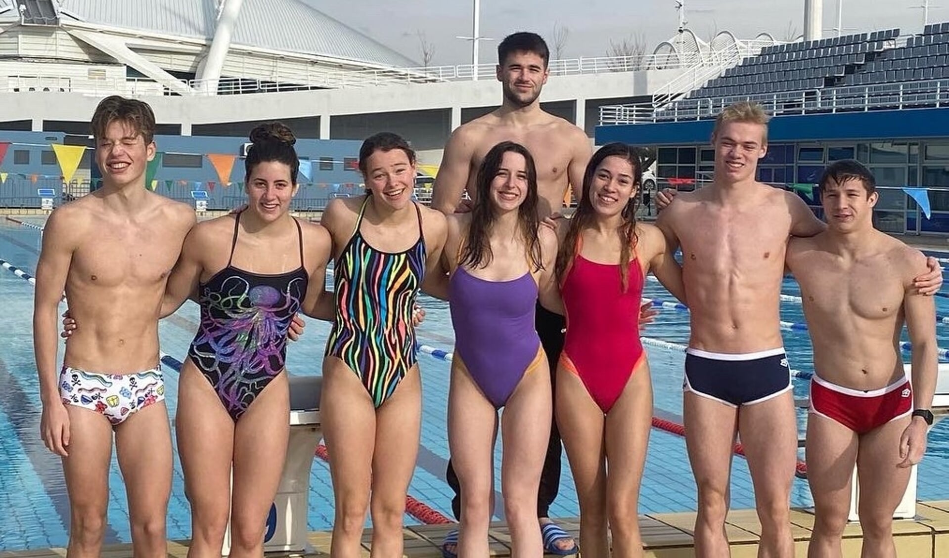 Met een ploeg van talentvolle zwemmers en zwemsters deed Sophie van Droffelaar(midden) mee aan internationale wedstrijden in het Olympisch zwemstadion in Athene.