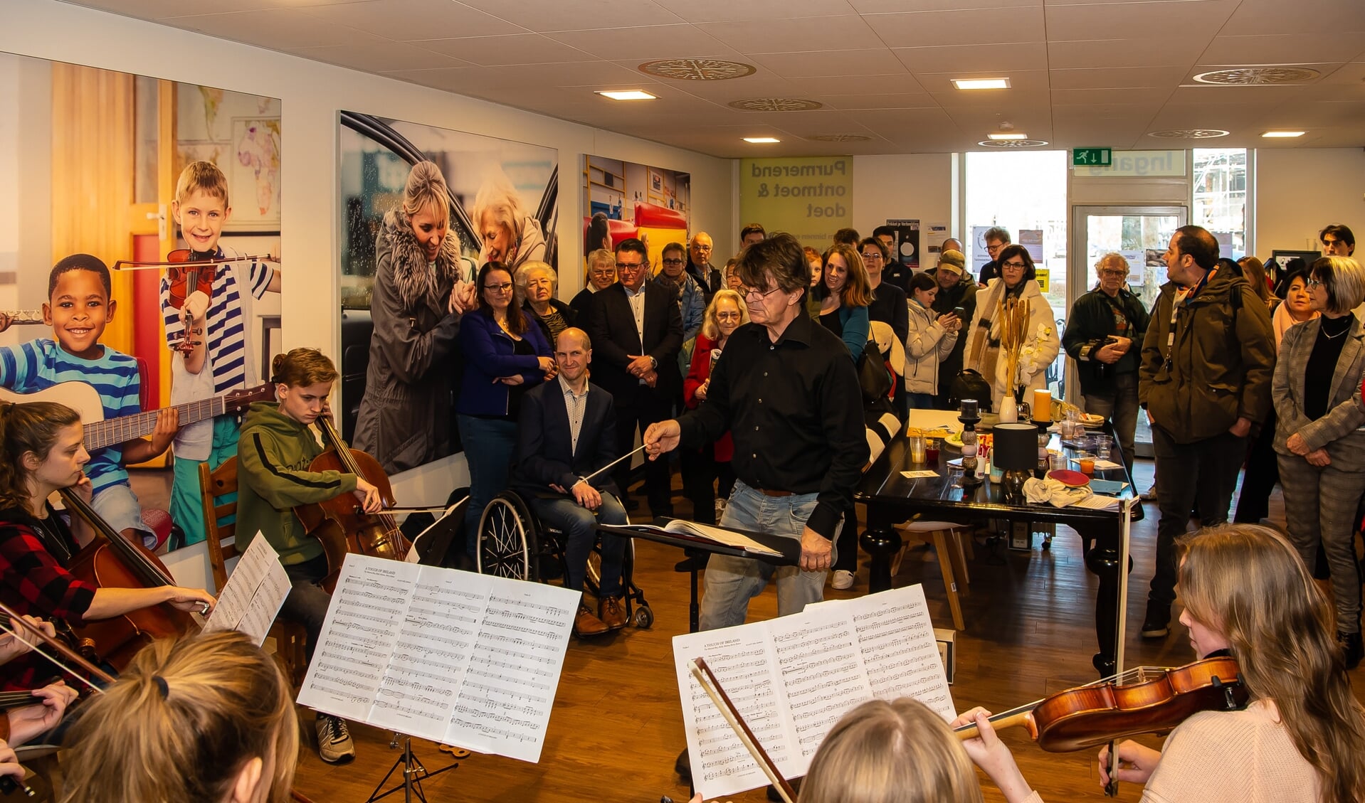 De opening werd opgeluisterd door leerlingen van het Waterlands Jeugd Orkest.
