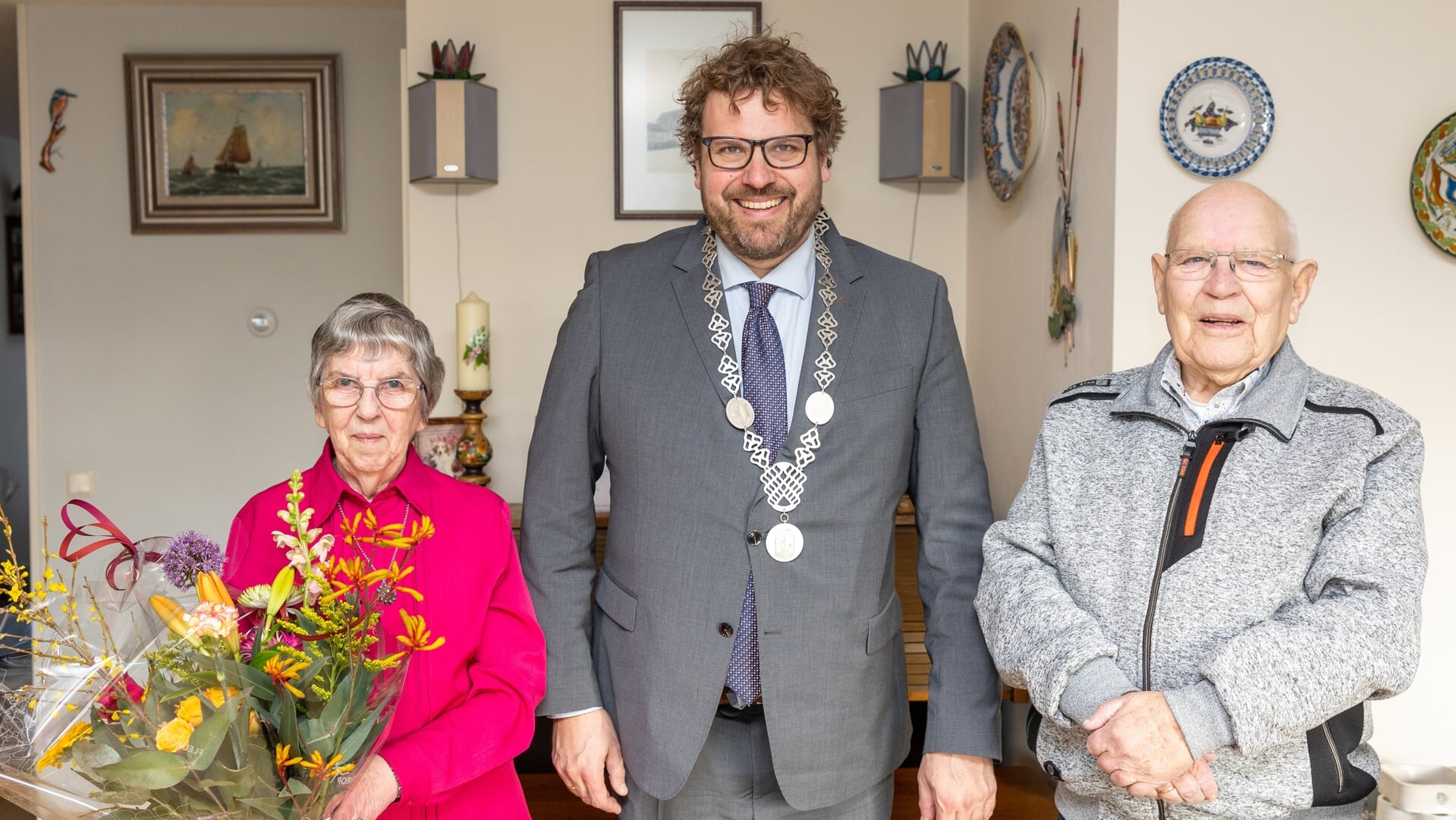 Burgemeester Maarten Poorter bezocht Gerrie en Harry om hen te feliciteren met hun diamanten huwelijk.
