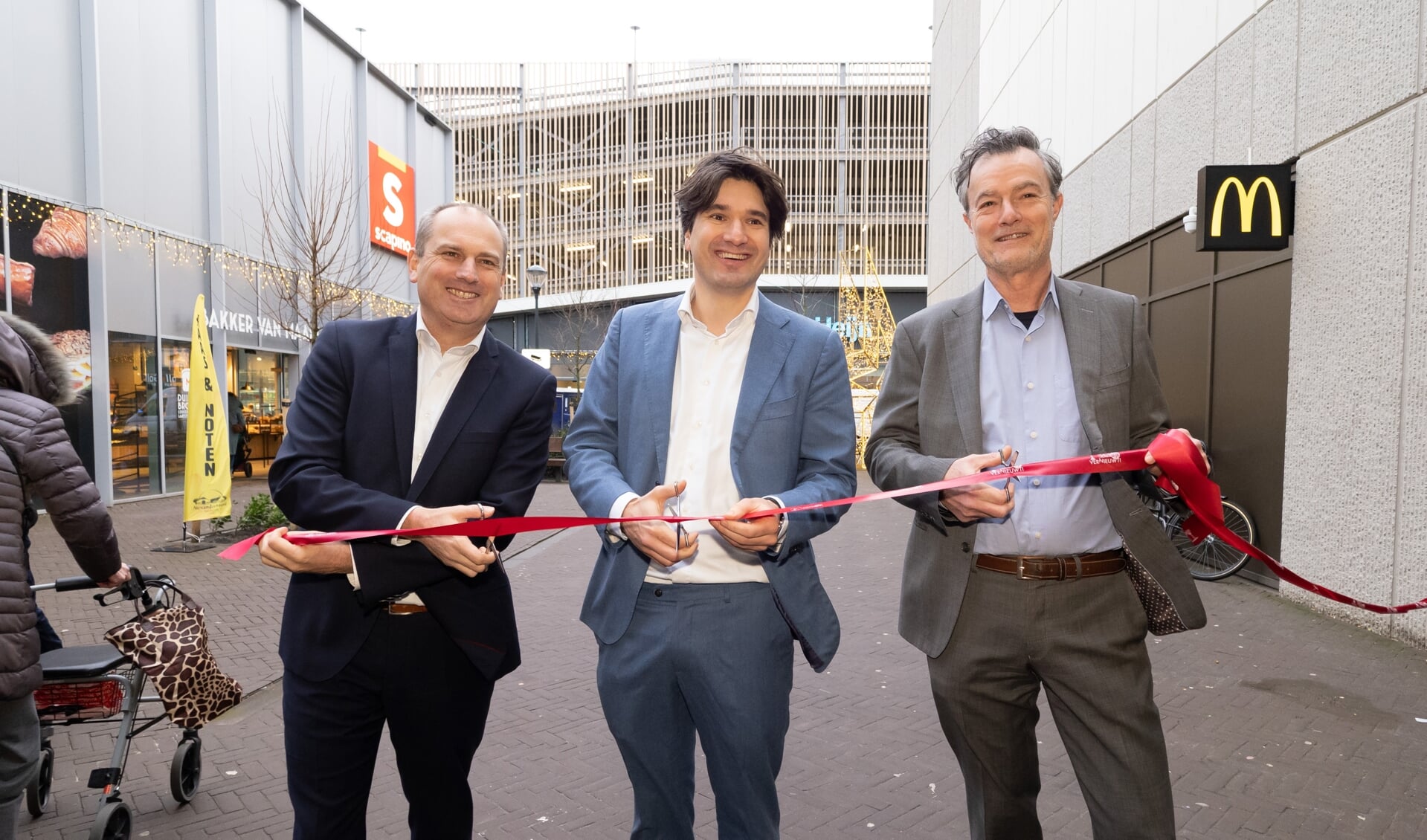 Opening nieuw gedeelte winkelcentrum Schalkwijk. VLNR: Peter Heuvelink, wethouder Floor Roduner en Helmich Weidema.