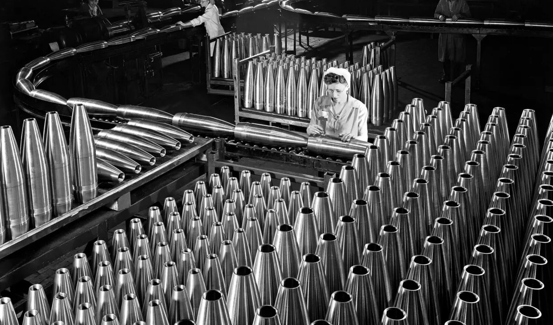 Een vrouw inspecteert granaten in de fabriek van General Motors.