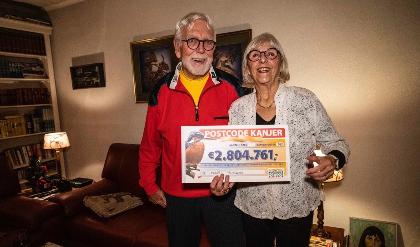 Jan en Ria met de cheque van 2,8 miljoen euro.