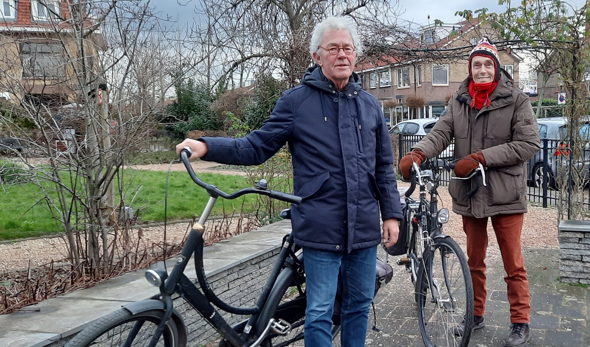 Kees Clement (links) en Tom Schoenmakers, van Fietsersbond Vlaardingen, hebben nog niet echt het idee, dat de politiek zich erg inspant voor een fietsvriendelijk klimaat.