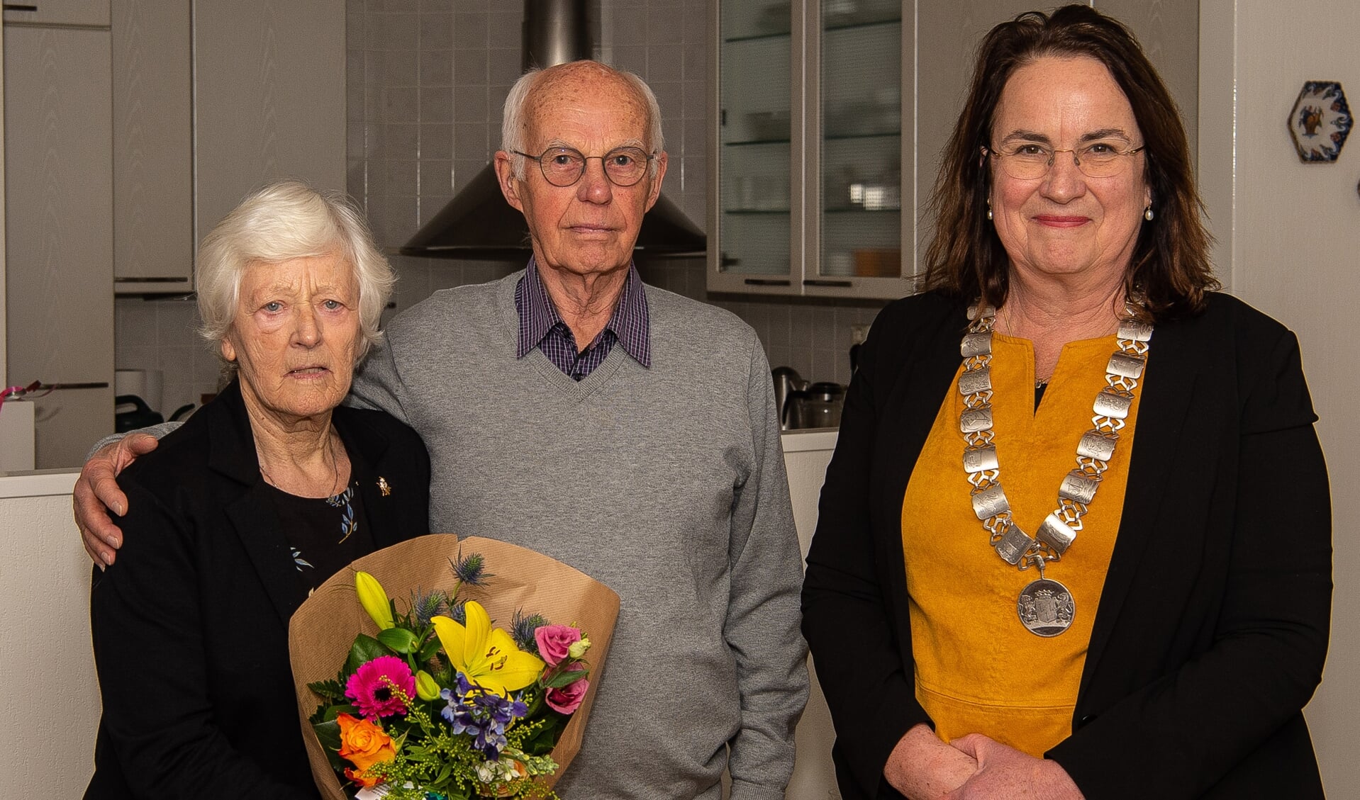 Het echtpaar kreeg bezoek en bloemen van burgemeester Ellen van Selm.