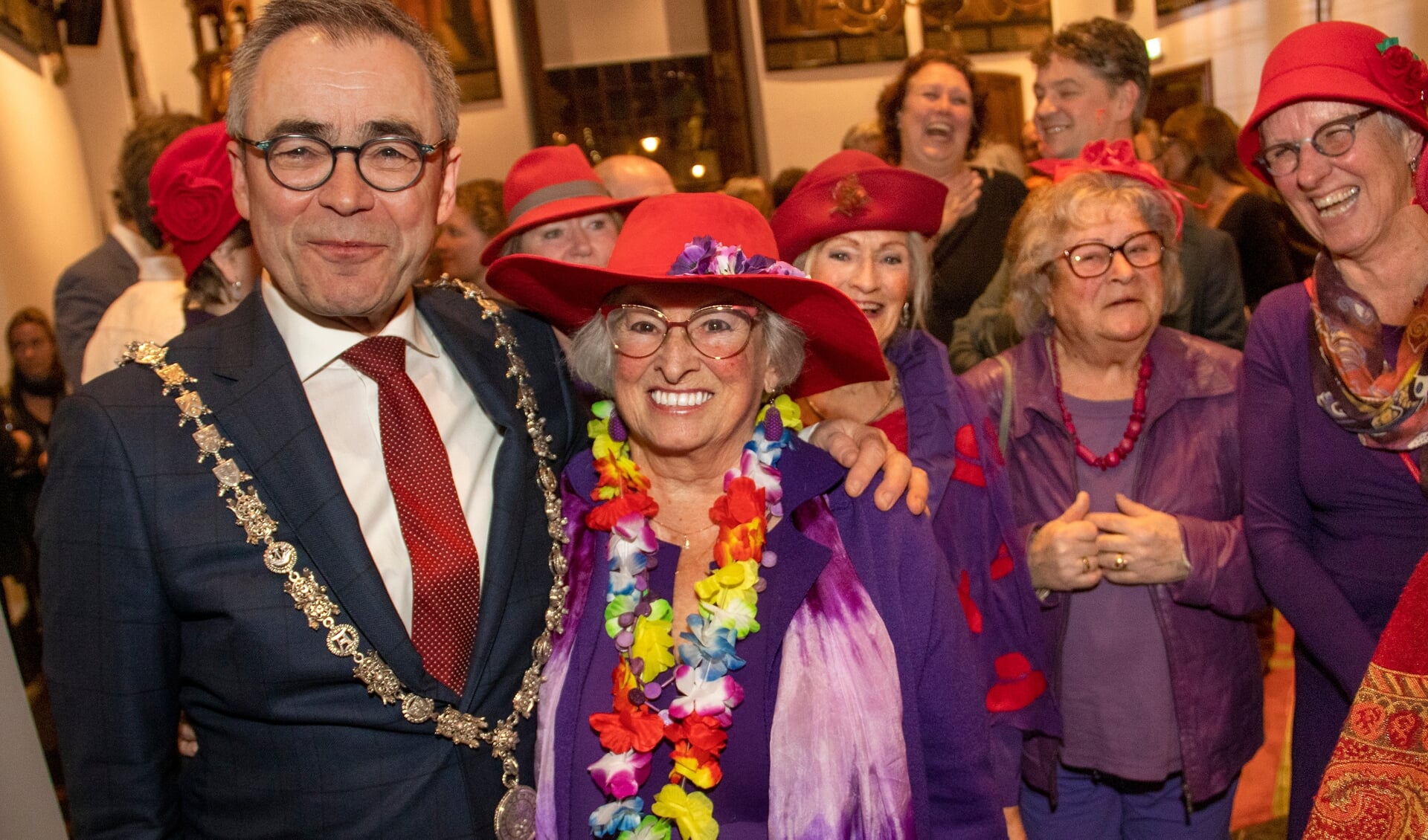 Burgemeester Jos Wienen met enkele dames van de Red Hat Society.