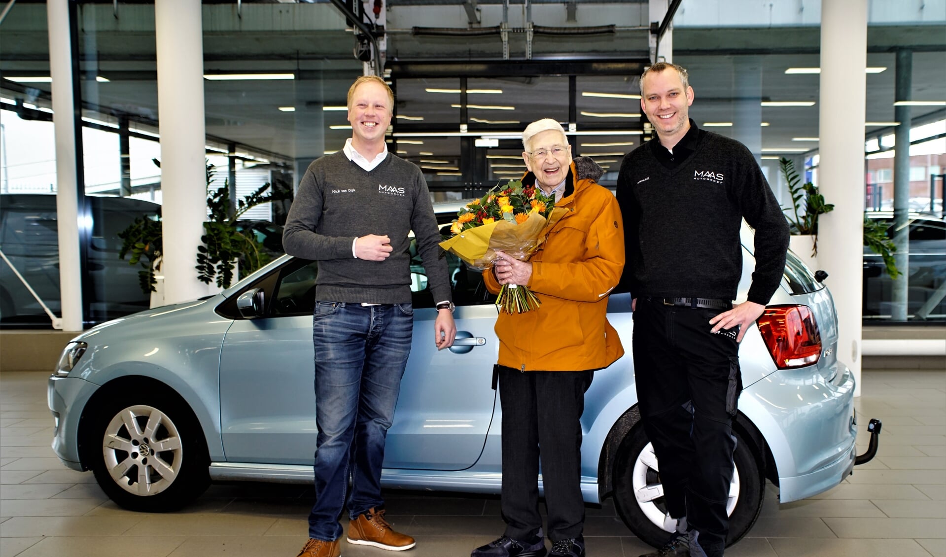 Dhr Kragt neemt de bloemen in ontvangst van Nick van Dijk (l) en Werner de Kruijf van Maas Autogroep Alphen aan den Rijn. 