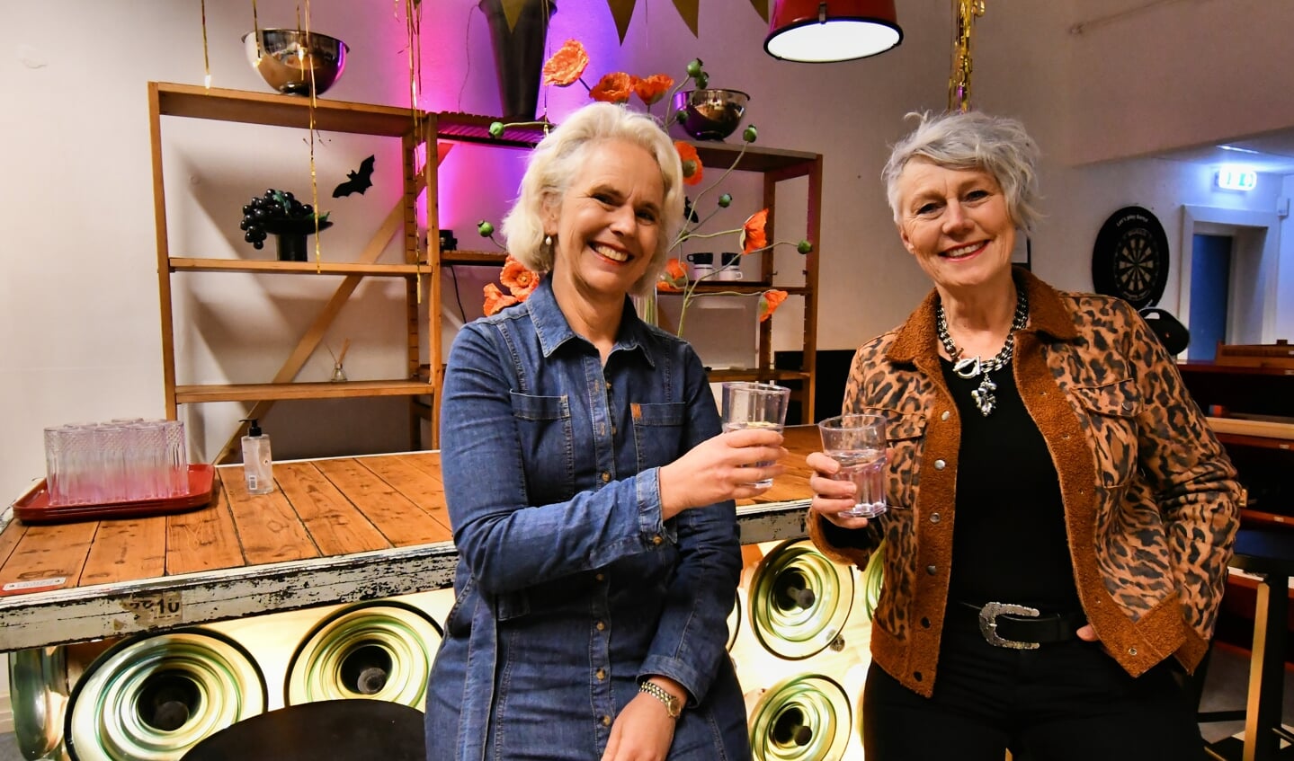 Simone Spakman (links) en Annelies Wichers toasten alvast op het Zaans Gezonde Tochie.  
