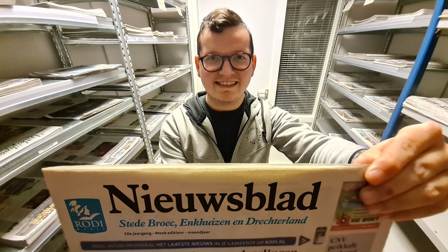 De redacteur van de Drom - Jordy Gomes - laat de nieuwe naam zien: Nieuwsblad Stede Broec, Enkhuizen en Drechterland.