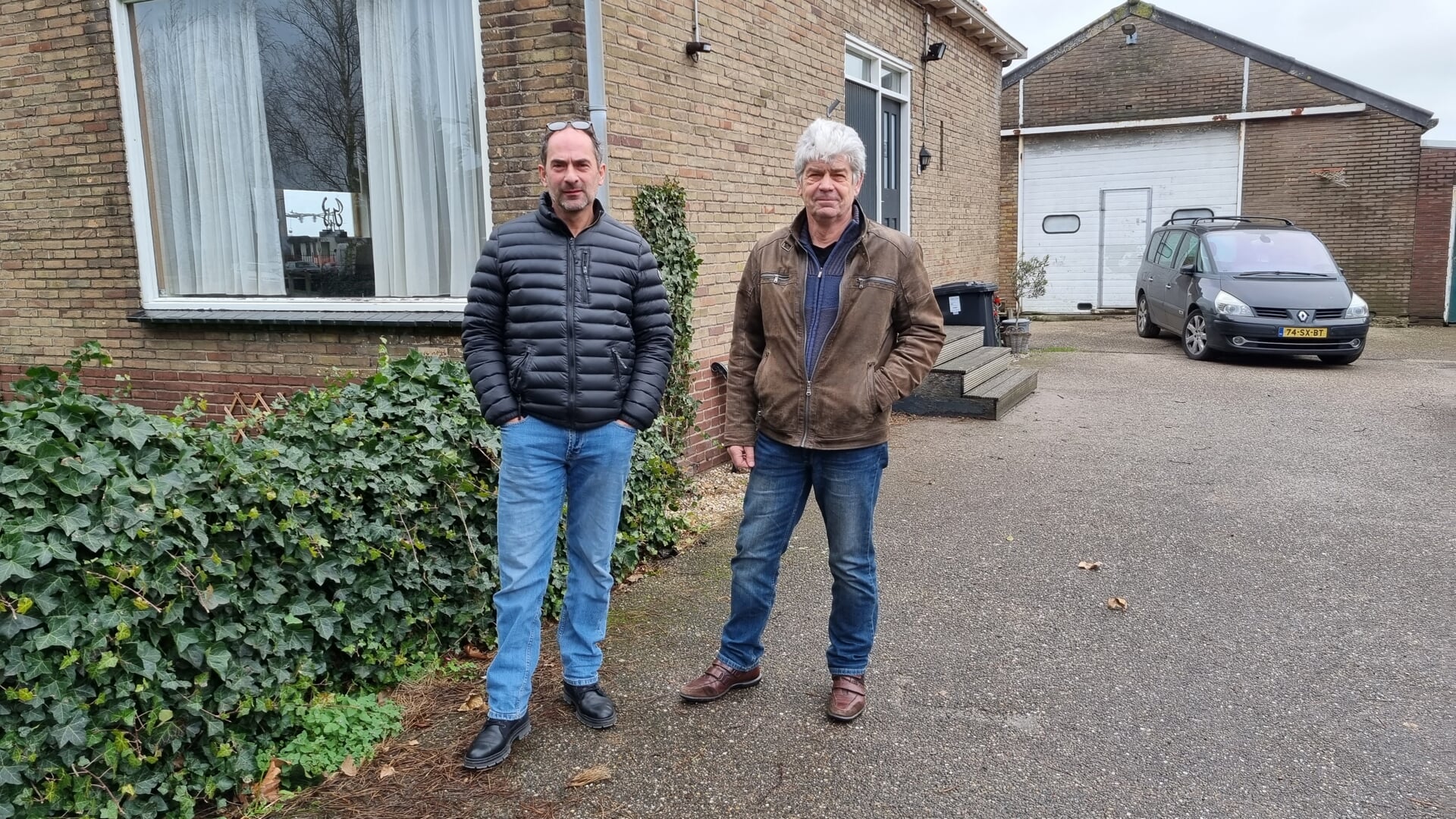 Dirk van der Biezen (links) en Peter R. Ruijs stellen dat ze negatieve ervaringen met de gemeente Landsmeer hebben.