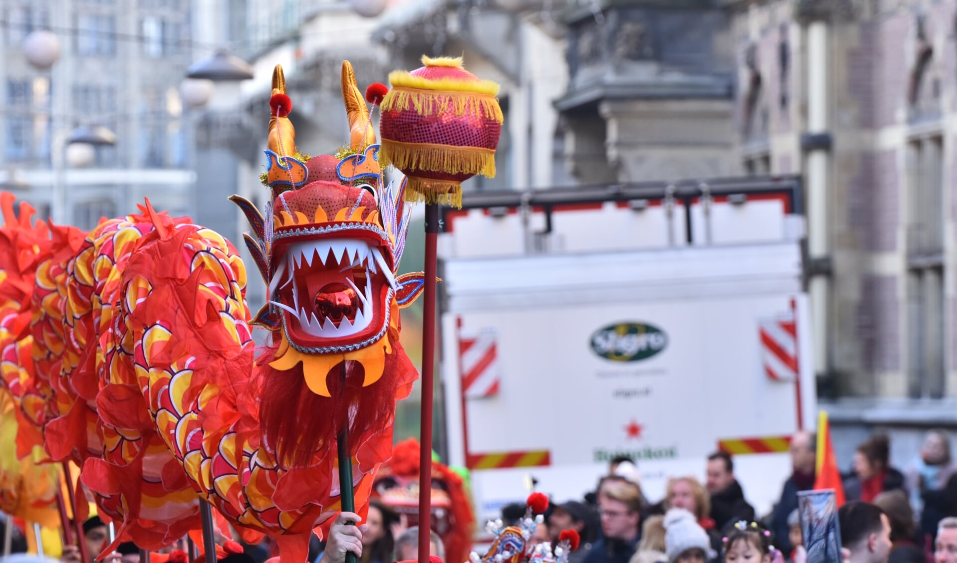 Een draak in de optocht voor het Chinees Nieuwjaar in Den Haag op 21 januari.