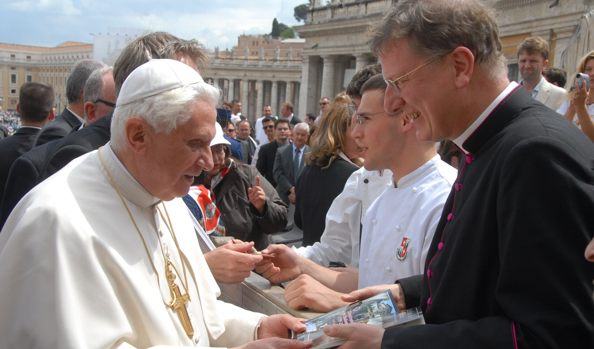 Bisschop Jan Hendriks bezoekt paus Benedictus in Vaticaanstad.