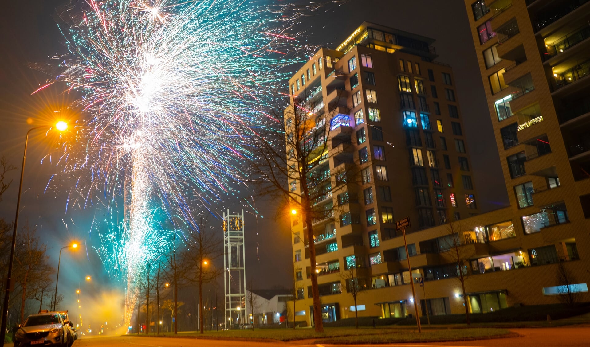 Vuurwerk gezien vanaf de Generaal Spoorlaan tijdens de jaarwisseling 2022/2023.