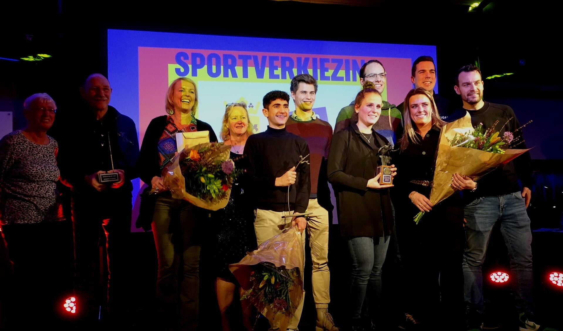 De winnaars: (vlnr) Miep Ligtenberg, de ouders van Wessel Keemink, Celil Uyar (midden met achter hem wethouder Antoinette Laan) en de korfballers van Nexus (Foto: UWM/gsv)