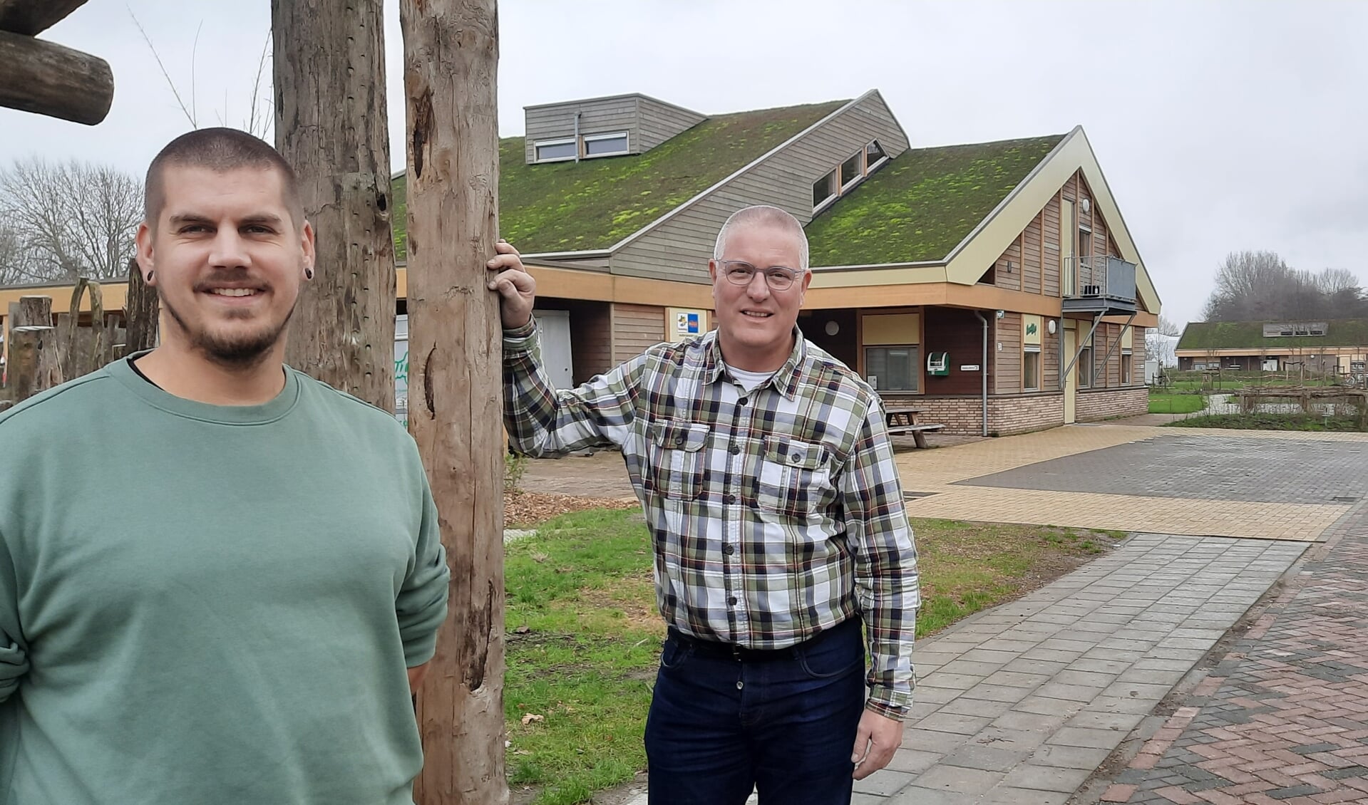 Colin Springveld(links) is erg blij dat hij in Arjo Boerdam van scoutingclub Marnix van Sint Aldegonde een betrouwbare partner heeft gevonden om kinderen met een hulpvraag onderdak te bieden.