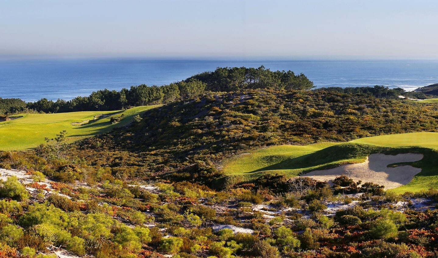 De tiende green van West Cliffs in het haast ongerepte landschap langs de Portugese kust.