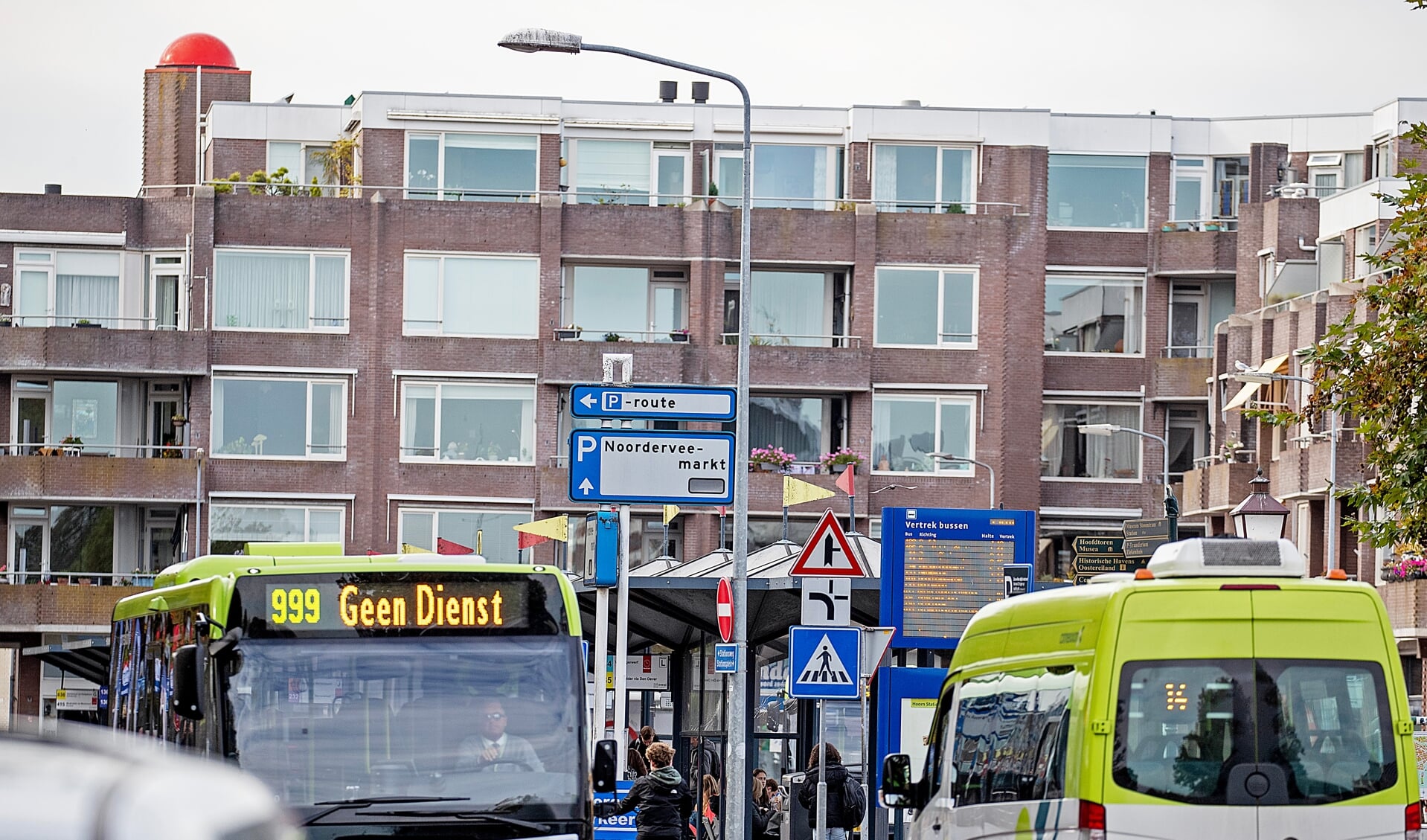Vanaf 8 januari vertrekt in de spits iedere tien minuten een bus richting Amsterdam vanaf het busstation in Hoorn. 